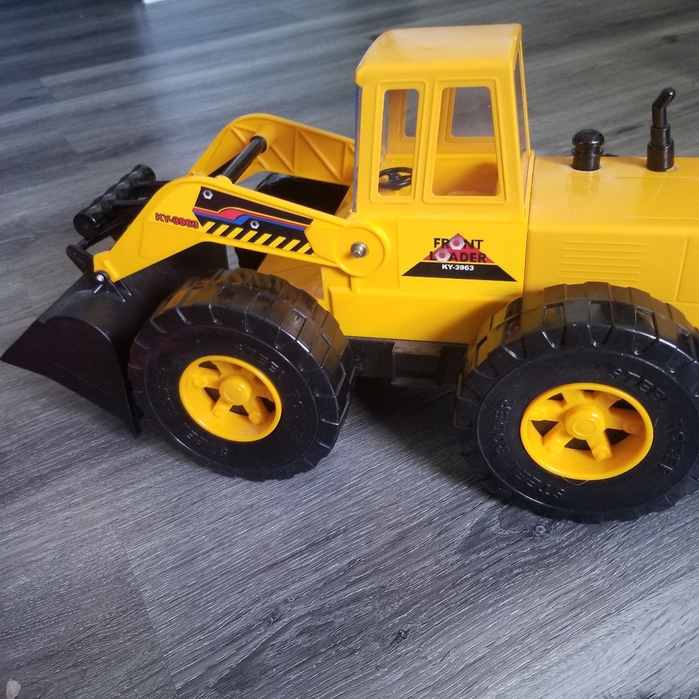 Toy tractor